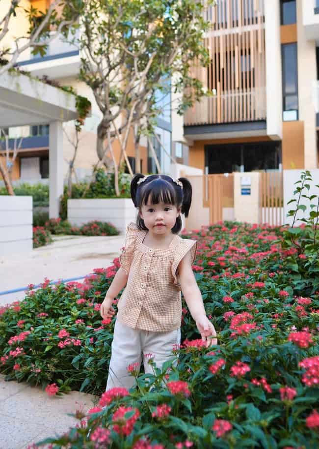 Xuất thân hào môn, con gái Tăng Thanh Hà, Đặng Thu Thảo mặc cùng một bộ đồ giá mềm - 10