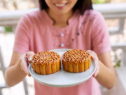 Sức khỏe - Có lý do khiến bánh trung thu hết hạn vẫn không mốc, bạn đừng tiếc rẻ mà cố ăn