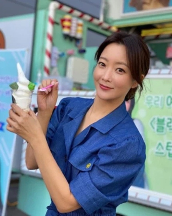 Kim Hee Sun cảm ơn xe đồ ăn mà Song Hye Kyo tặng cho đoàn làm phim.