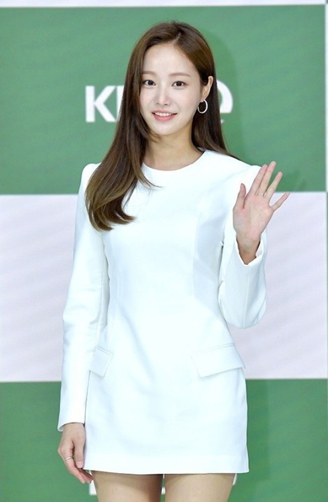 Yeon Woo lộ diện sau dính tin hẹn hò với Lee Min Ho.