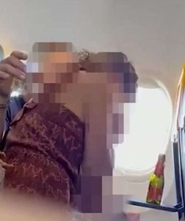 Người phụ nữ cúi xuống amp;#34;quan hệamp;#34; với bạn trai ngay trước mặt các hành khách trên chuyến bay - 2