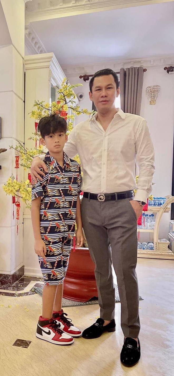 Ở với bố đại gia Sài Gòn, con trai Lệ Quyên bị nghi chưa đủ tuổi đã được tiêm vaccine Covid-19 - 9