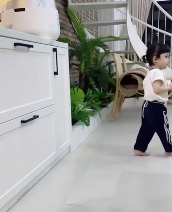 Ái nữ nhà cặp đôi nổi tiếng có da trắng giống mẹ, khuôn mặt bầu bĩnh.