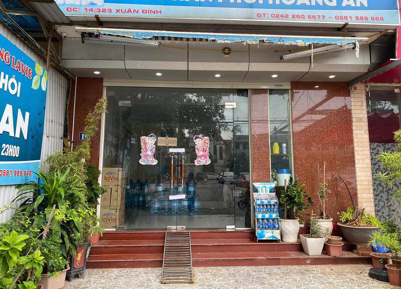 Căn nhà nơi bé gái sinh sống tại ngõ 323 Xuân Đỉnh bị niêm phong để phục vụ công tác điều tra. Ảnh: PB