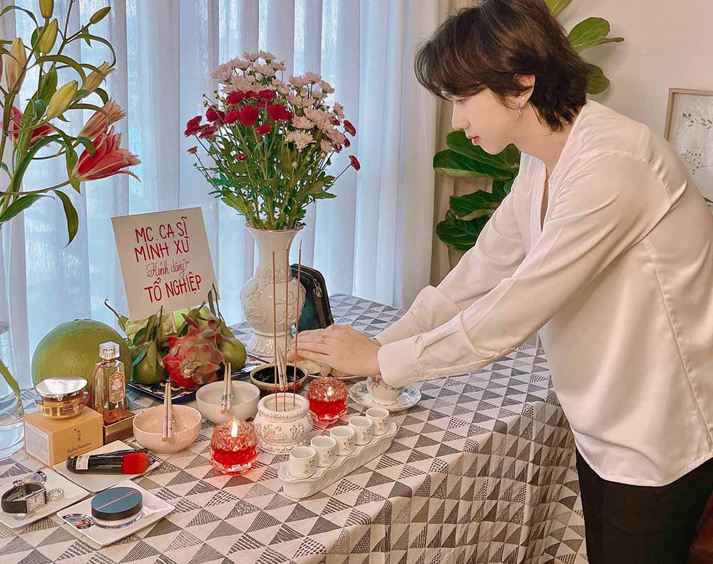 “Năm nay tình hình khó khăn, nhưng cũng cố gắng đầy đủ bàn lễ dâng Tổ nghiệp! Với nghệ danh Minh Xù, Tổ đã thương và nuôi dưỡng con gần 17 năm qua kiếm được tiền sống bằng nghề này. Con chân thành cám ơn Tam Vị Thánh Tổ đã luôn dẫn dắt cho con trên cuộc đời này!” - anh viết trên trang cá nhân. Nam MC cho biết các nghệ sĩ cũng kết nối với nhau để tổ chức Lễ cúng tổ online.