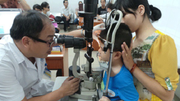 TS Hoàng Cương cho biết cận thị, khô mắt, mỏi mắt là vấn đề thường gặp khi tiếp xúc với màn hình điện tử nhiều.