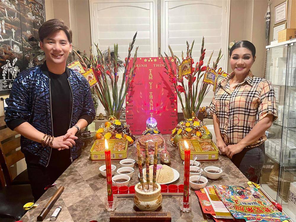 Nghệ sĩ cải lương Ngọc Huyền cho biết từ khi sang Mỹ, gia đình cô thường chuẩn bị lễ cúng vào ngày 12/8 âm lịch mỗi năm. Năm nay, cô cũng tiếp tục chuẩn bị lễ cúng tại nhà và tham gia các hoạt động cùng các anh em nghệ sĩ.