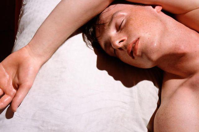 Đừng chỉ lo trẻ đổ mồ hôi đêm, người lớn mới cần cảnh giác loạt vấn đề, gồm ung thư - 3