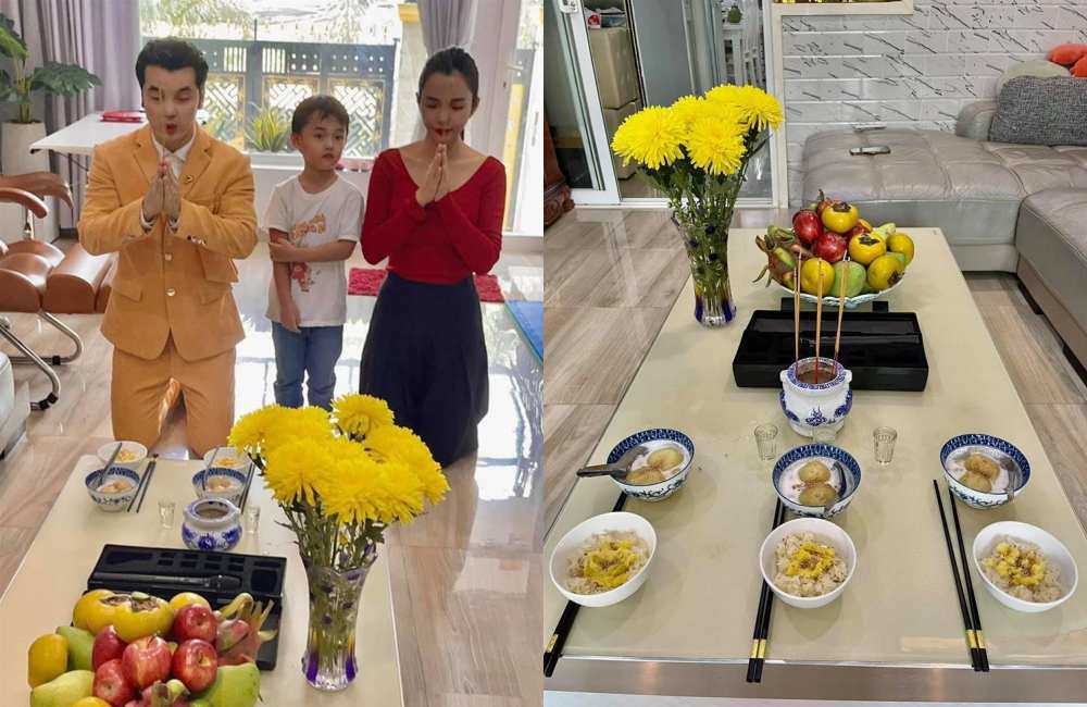 Vợ chồng Ưng Hoàng Phúc và siêu mẫu Kim Cương chuẩn bị xôi chè và trái cây đơn giản để thắp hương. Nam ca sĩ còn đặt 1 chiếc mirco trên bàn cúng, cầu mong Tổ nghề sẽ theo dõi và ban may mắn trong sự nghiệp.