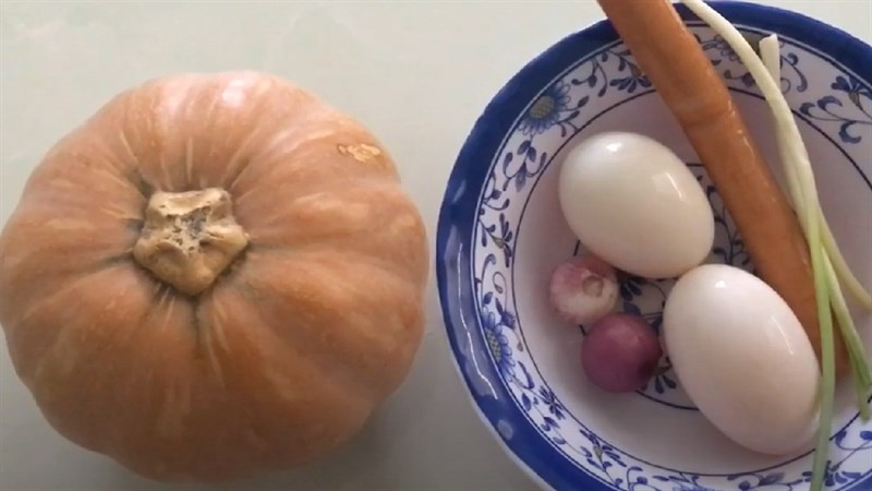 Cách làm bí đỏ hấp trứng cho bé ăn dặm - 6