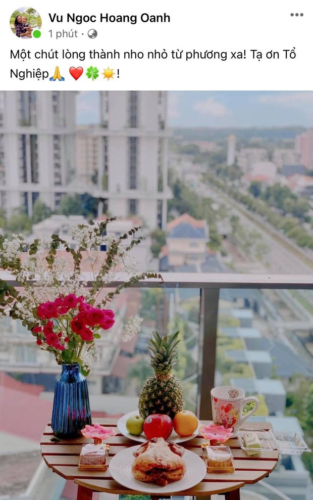 Á hậu Hoàng Oanh tại Singapore cũng chuẩn bị lễ cúng tại nhà.