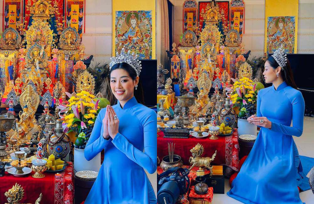 Hoa hậu Khánh Vân diện áo dài, đội vương miện và thực hiện nghi thức cúng Tổ tại nhà. Gia đình cô cũng chuẩn bị khu vực thắp hương rất đẹp, trang trí rất chỉn chu.