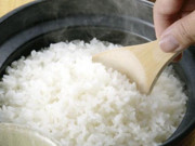 Sức khỏe - Nấu cơm dùng nước nóng hay nước lạnh? Cách nấu này cơm vừa giữ trọn dinh dưỡng vừa dẻo, ngon