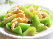 Bếp Eva - Xào mướp đừng cho luôn vào chảo, nhớ 2 mẹo này mướp vừa xanh giòn, không thâm hay nhũn