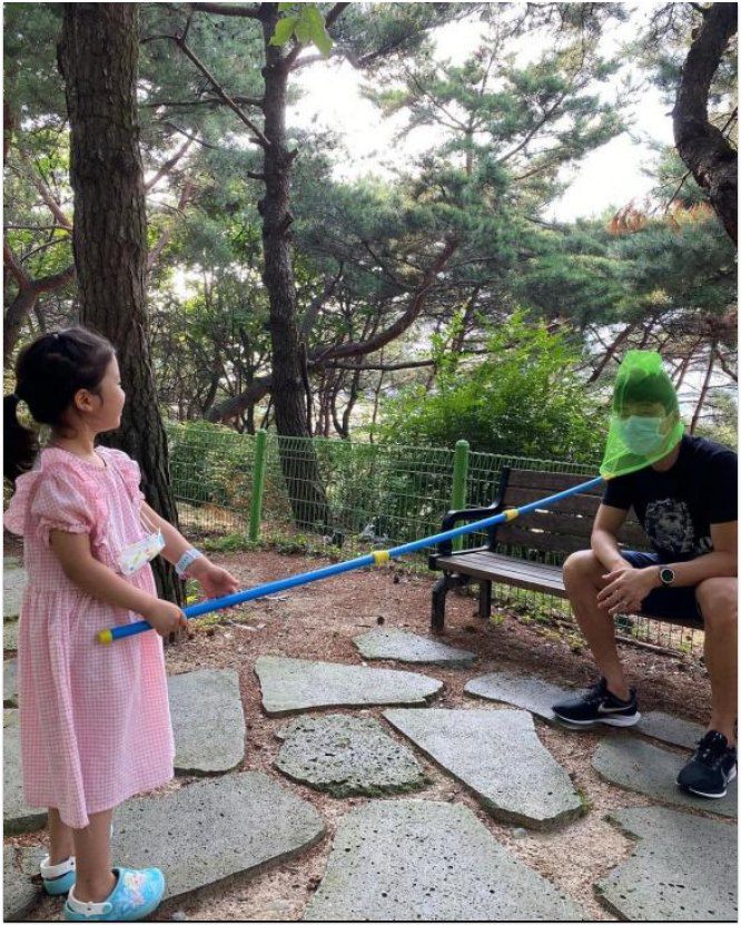 Han Hye Jin thường khoe ảnh con gái và ông xã trên trang cá nhân.