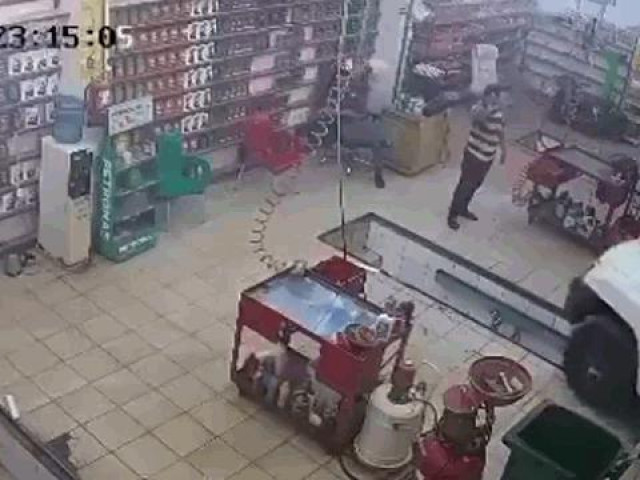 Clip Eva - Nhầm chân ga, nữ tài xế đâm trúng thợ sửa xe trong gara ô tô