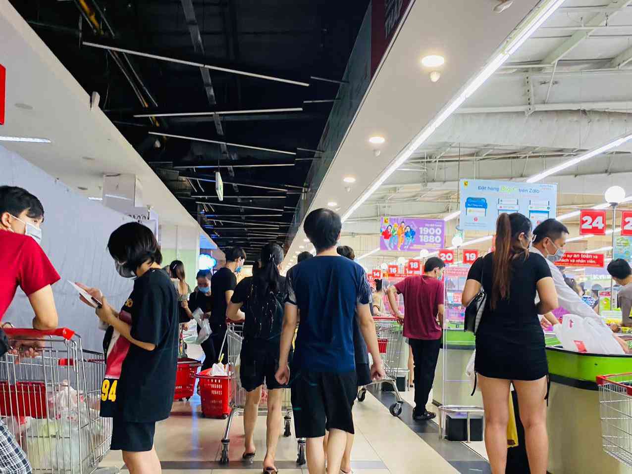 Khu vực thanh toán đông người.
