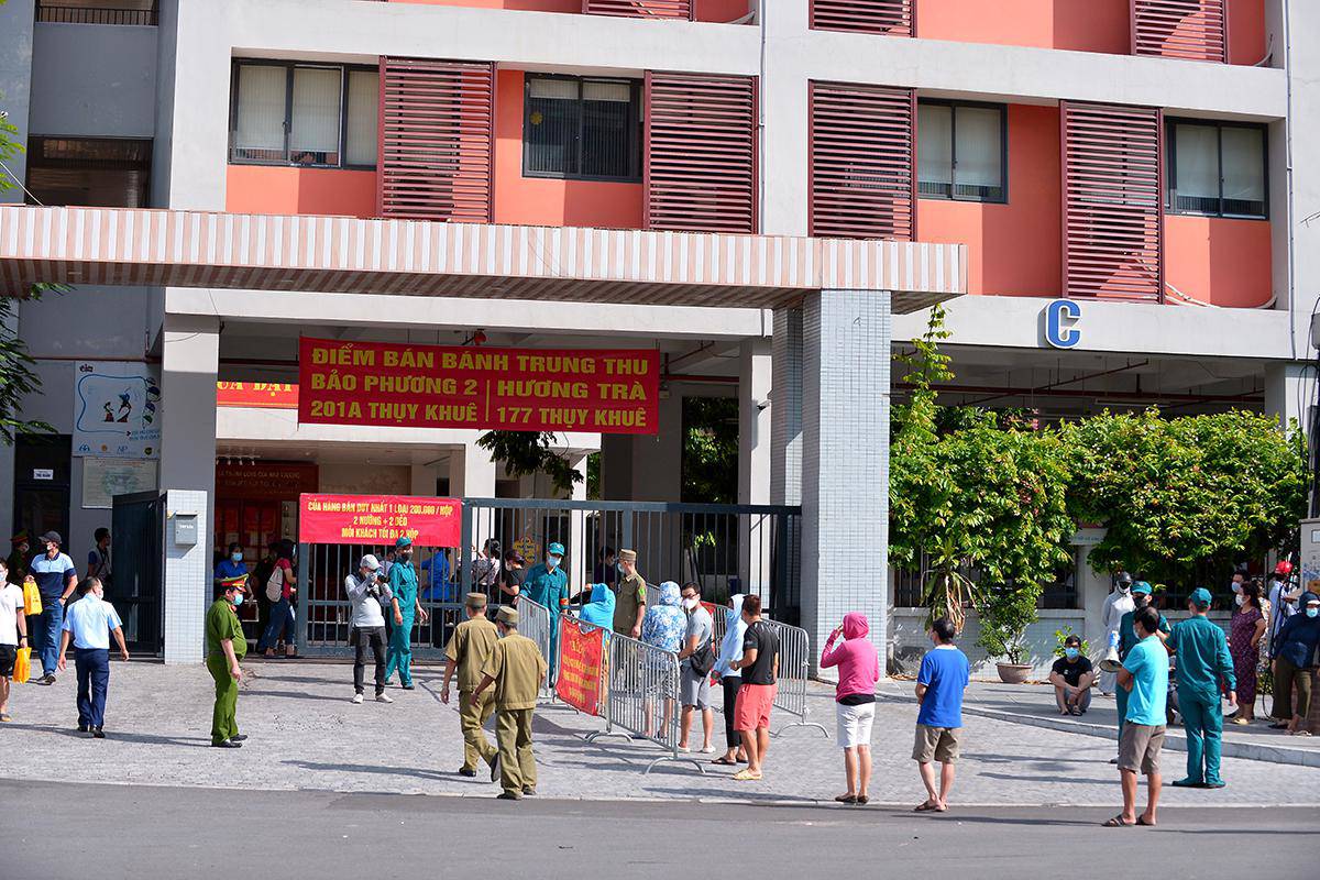 Điểm bán bánh được chuyển tới trường Tiểu học Chu Văn An để đảm bảo an toàn chống dịch.