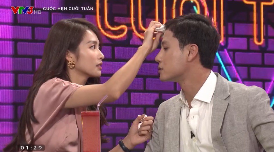 Dù là bộ đôi oan gia trong phim nhưng có thể thấy cả hai rất hợp nhau và biết chăm sóc, quan tâm đến bạn diễn.