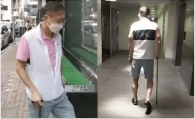 Hứa Tấn Hanh tiều tụy chống gậy đi khám bệnh 1 mình.