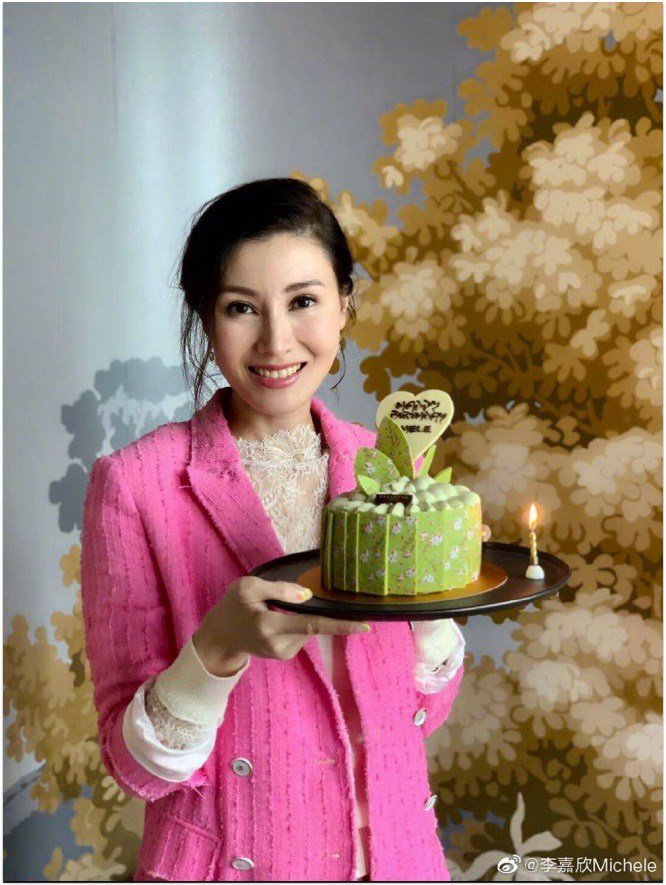 Trong khi chồng ngày càng tiều tụy, Lý Gia Hân vẫn được khen trẻ đẹp.