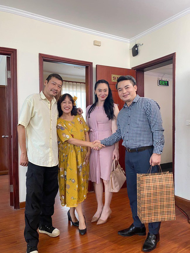 Ông Sinh tình tứ khoác vai bà Bích.