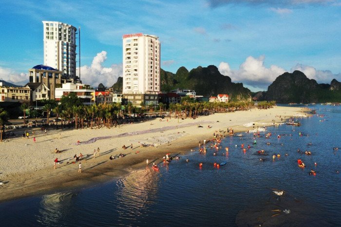 Bãi tắm Cột 8 trên đường bao biển Hòn Gai - một trong những địa điểm có đông người bị đóng cửa ngay từ khi bắt đầu đợt dịch lần thứ 4 nay đã được cho hoạt động trở lại từ trưa ngày 19/9.