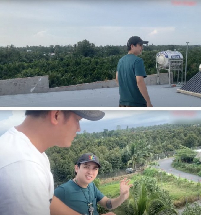 Khoảng sân thượng nhà nam ca sĩ cũng có không gian rất thoáng, xung quanh có nhiều cây xanh.