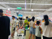 Tin tức - Siêu thị tối cuối tuần đông người, đã chủ quan trước COVID-19?
