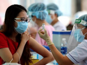 Sức khỏe - Một giáo viên tiêm cùng lúc 2 mũi vắc xin phòng COVID-19 cách nhau 10 phút