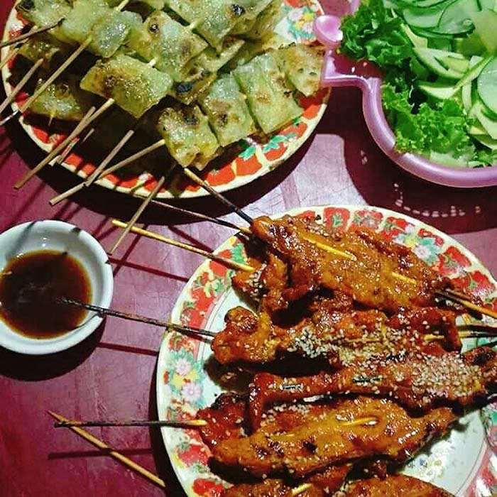 Chả ram nướng lạ miệng nhất nhưng thịt xiên nướng cũng rất được yêu thích vì miếng thịt mềm và tươi ngon