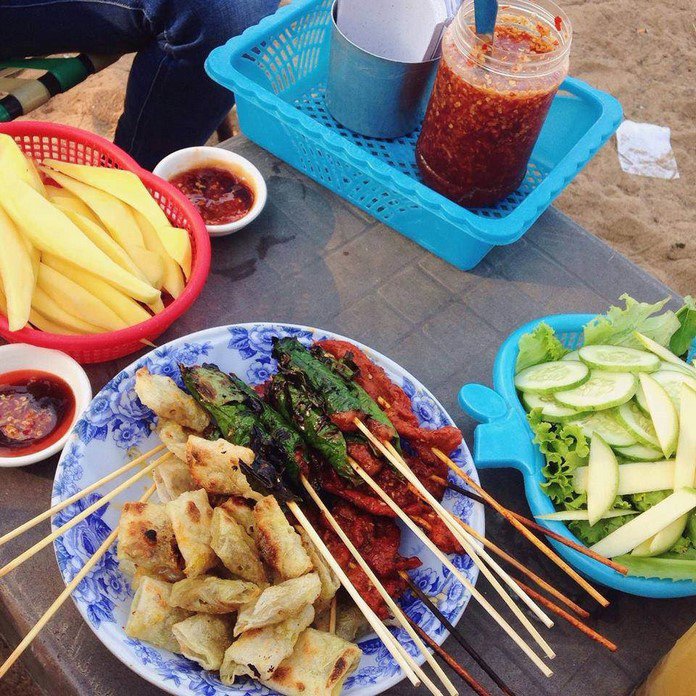 Xỏ lòi là combo thịt xiên nướng, bò cuộn lá lốt và chả ram nướng