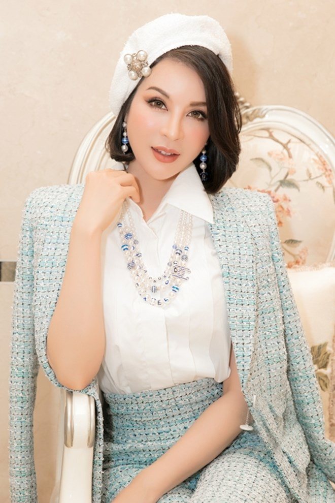 Dù đã U50 nhưng người đẹp lại muốn thử nhiều phong cách khác nhau.