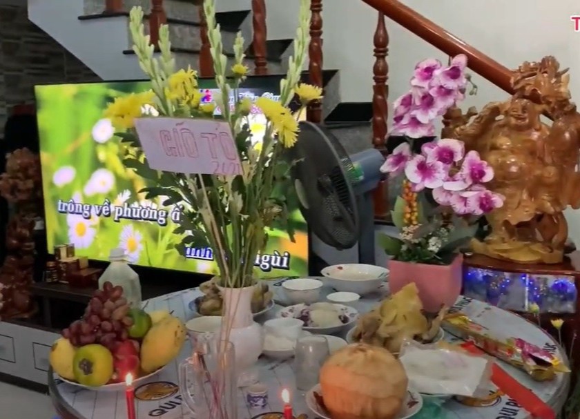 Nam ca sĩ cũng thực hiện nghi thức cúng Tổ nghề đơn giản ở nhà.