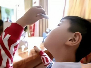 Con trai nhỏ keo 502 vào mắt, mẹ xịt thêm thứ này vào, bác sĩ khen: Quá thông minh!