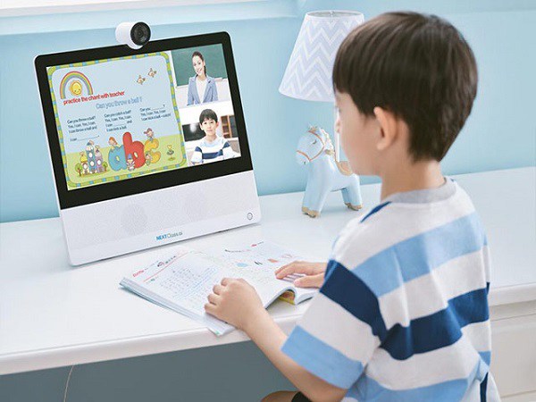Việc trẻ học online nên phải dành quá nhiều thời gian tiếp xúc với ipad khiến thị lực bị ảnh hưởng. (Ảnh minh họa)