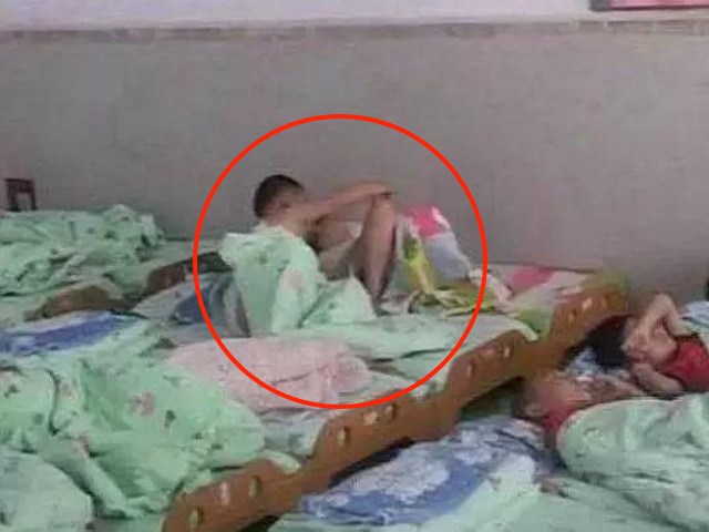 Giữa đêm thấy cảnh bố mẹ trên giường, đến trường, cậu bé hành động với bạn học