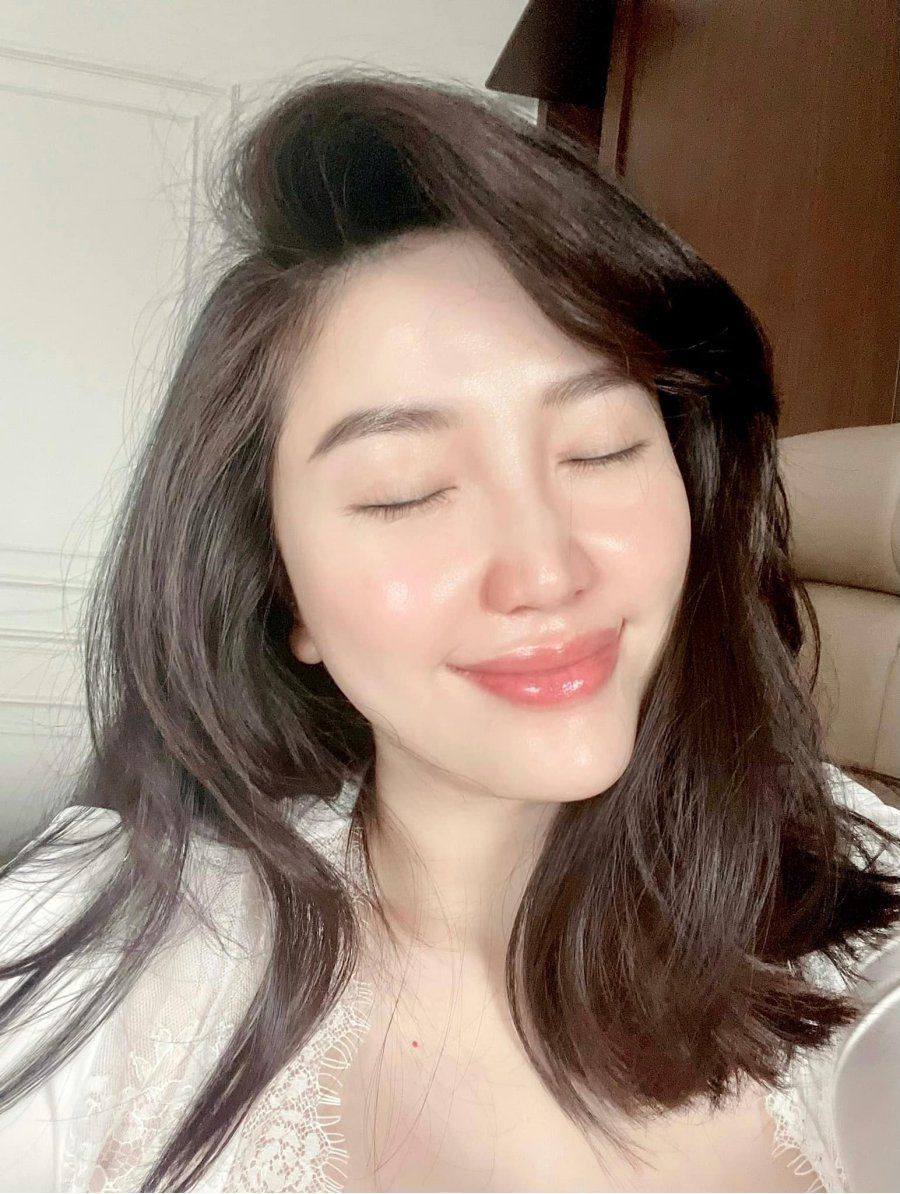Tóc của Bảo Thy đã ngắn như thế này. Cũng từ khi giãn cách, người hâm mộ không còn được ngắm nghía thần tượng với 1 bức hình toàn thân nào. Cô nàng chỉ hé lộ dung nhan ở góc chụp selfie như thế này mà thôi.
