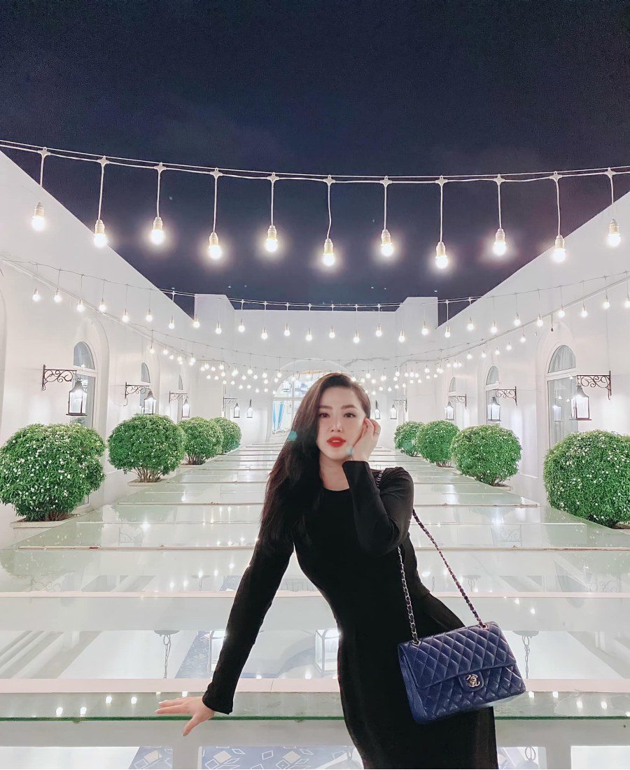 Bảo Thy đăng ảnh kèm với dòng chú thích: Phố lên đèn thì Thy cũng lên sân thượng lên đồ. Sân thượng đèn lung linh lộng lẫy choáng ngợp nhưng cũng không thể đọ lại được với nàng công chúa bận nguyên cây đen đắt đỏ.