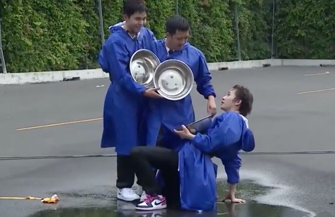 Hay hỏi đàn anh Trường Giang rằng: Vậy là trừ hao nó sẽ xuống đây, hiểu hông?, trong khi nam danh hài hơn mình tới tận 14 tuổi.