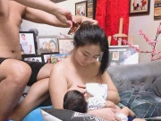 Làm mẹ - Mẹ ngực trần cho con bú tuyệt đẹp nhưng ai cũng chú ý hành động của chồng bên cạnh