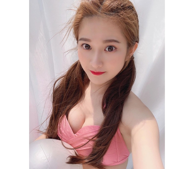 Aries là hot girl, Youtuber cực nổi tiếng tại Trung Quốc với lượng theo dõi lên tới hơn 713k trên instagram và hơn 4 triệu lượt trên các nền tảng mạng xã hội. Ngoại hình xinh đẹp, quyến rũ là thứ giúp Aries nhanh chóng trở thành gương mặt nổi bật trong làng Youtuber.
