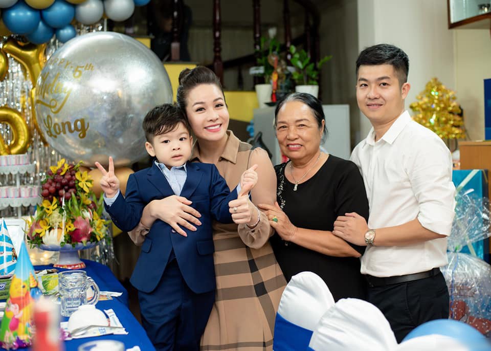 Nữ ca sĩ khẳng định vẫn sẽ cùng chồng cũ nuôi dạy con trai, không cấm cản bé gặp ông bà nội.