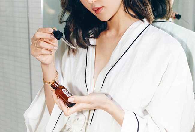 Cần kiểm tra lại mỹ phẩm về hạn sử dụng, cách thức bảo quản trước khi dùng lại (Ảnh minh họa)