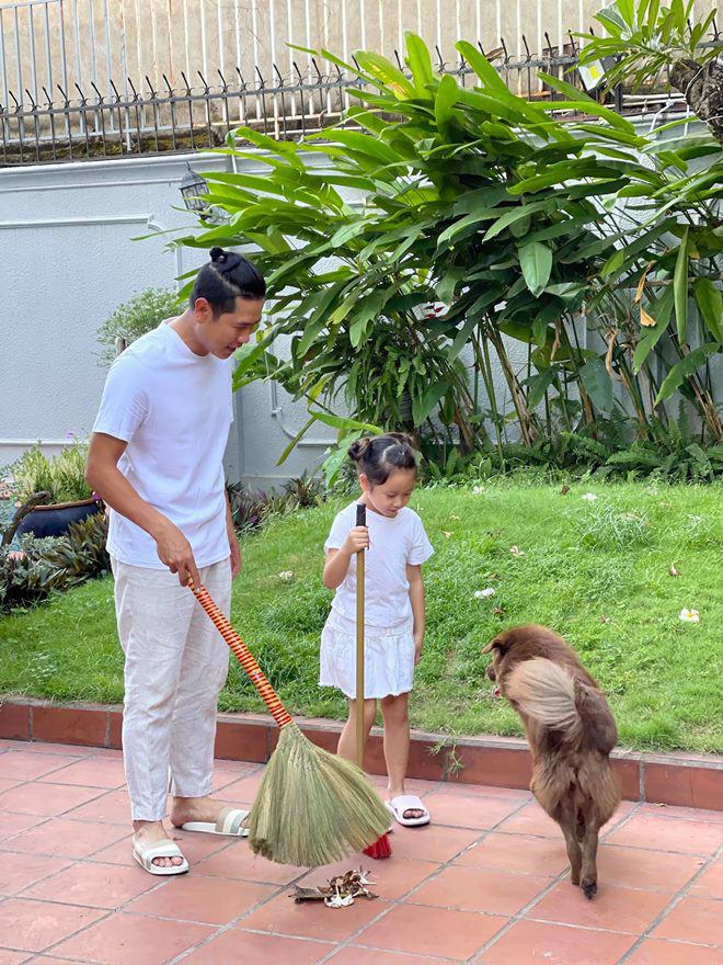 Hồ Hoài Anh và con gái cùng làm việc nhà. Lưu Hương Giang dí dỏm chia sẻ thay lời con gái: Ăn diện vào chỉ để đi quét sân thôi hả bố?
