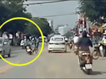  Clip: Phóng xe tốc độ cao, nữ sinh gây tai nạn cho 2 người khác 