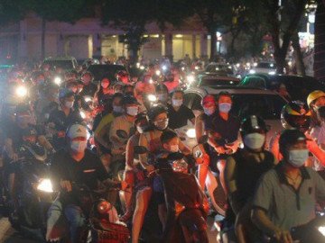  Phố trung tâm Hà Nội đông nghẹt, ùn tắc trong đêm Trung thu 