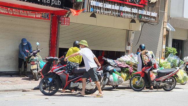Một số xe hàng rong đã bắt đầu bán hàng trở lại.