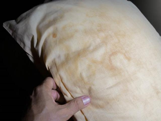 Đừng dùng xà phòng nếu vỏ gối ố vàng, 2 mẹo này hiệu quả gấp 10 lần