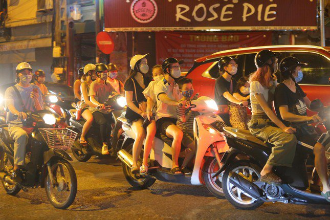 Phố trung tâm Hà Nội đông nghẹt, ùn tắc trong đêm Trung thu - 15